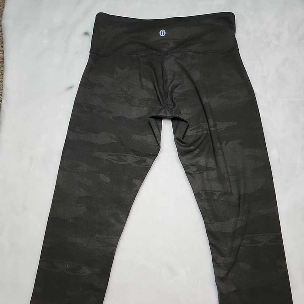 LULULEMON WUNDER UNDER CROP SAVASANA CAMO Green  SOOT Green SIZE 6